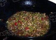 肉末酸豆角,煸炒均匀后加入一点水