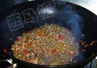 肉末酸豆角,收干汤汁，放<a style='color:red;display:inline-block;' href='/shicai/ 717'>味精</a>起锅即可