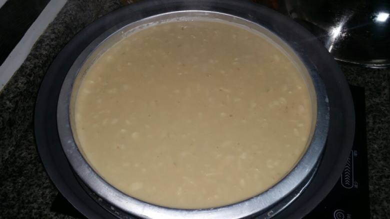 马蹄糕,倒入糕盘,中大火蒸二十五至三十分钟。
