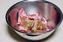 烤玉米脆皮小排,加入1/2茶匙盐、1勺葱姜蒜粉抓匀腌30分钟