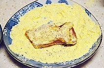 烤玉米脆皮小排,取一块排骨,沾上玉米面