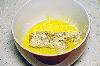 烤玉米脆皮小排,另一个鸡蛋打入另一碗里,并打散,步骤5中裹了玉米面的排骨,裹一层蛋液