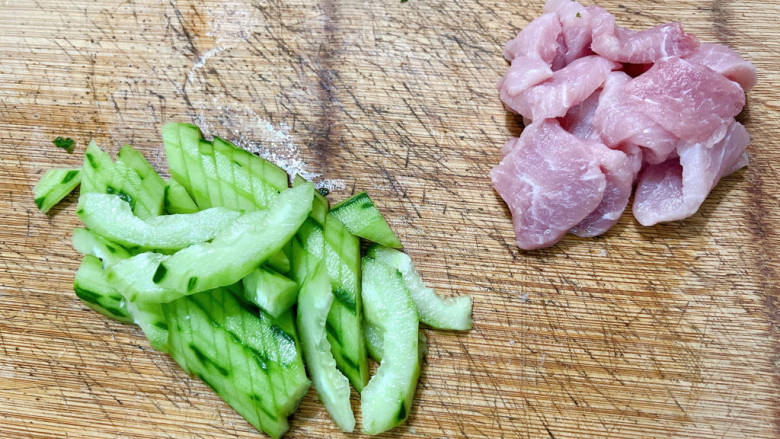 黄瓜炒肉片,黄瓜去皮切片,猪肉切片