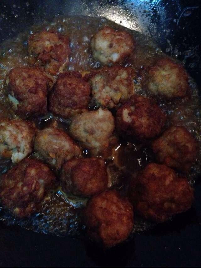 酱烧土豆肉丸子,如图把刚刚调好的酱汁倒进锅里。炸好的肉丸也放进去 翻动几下就出锅。