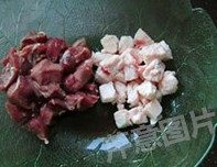 煎烤迷你羊肉串,<a style='color:red;display:inline-block;' href='/shicai/ 10245'>羊腿肉</a>去筋膜,与羊肥膘一起切成适口小块儿