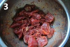 煎烤迷你羊肉串,下手抓,一边抓一边拌,让羊肉充分吸收调味料,腌制30分钟