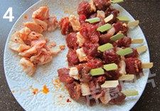 煎烤迷你羊肉串,用小竹签把羊肉穿成串,每串两块儿瘦肉,一块儿肥肉,肥肉穿在中间