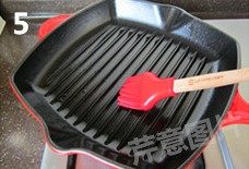 煎烤迷你羊肉串,烧热煎烤锅,刷上一层色拉油(分量外)