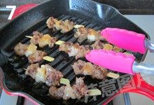煎烤迷你羊肉串,一面煎好后,翻面