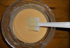 肉桂奶油豆渣饼,筛入低粉和糖粉，用打蛋器搅打成均匀的面糊