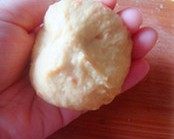 胡萝卜奶酪餐包,松弛好的面团按扁,擀开,包入奶酪,像包包子那样收口(一定要捏紧)