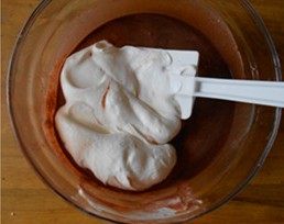 四叶草抹茶慕斯,打发的奶油加入到5的可可液中,混合均匀。慕斯液就做好了