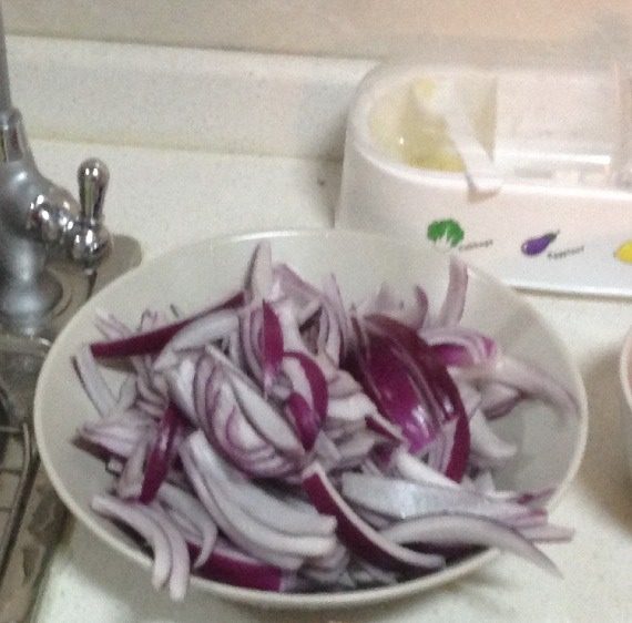 洋葱炒肉,切<a style='color:red;display:inline-block;' href='/shicai/ 29'>洋葱</a>