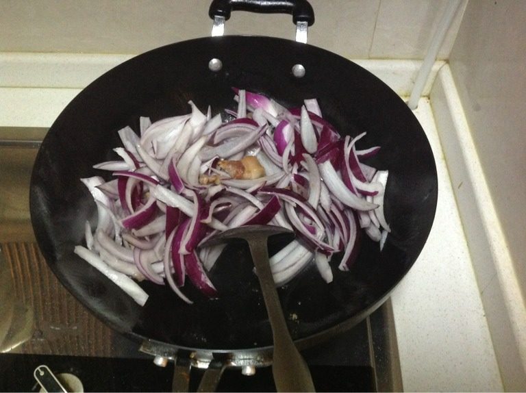 洋葱炒肉,把含肥的猪肉先下锅爆炒，炒出油，然后下洋葱爆炒