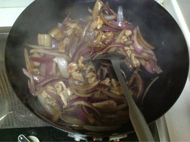 洋葱炒肉,洋葱炒软，然后放瘦肉爆炒