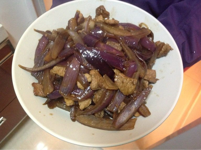 洋葱炒肉,然后加酱油，老抽，盐，鸡精，爆炒，出锅啦