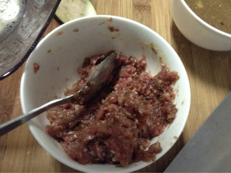 酸甜茄盒,如图一般都是猪<a style='color:red;display:inline-block;' href='/shicai/ 5353'>肉馅</a>加盐、味精、料酒用筷子打好(我这个是牛肉陷)