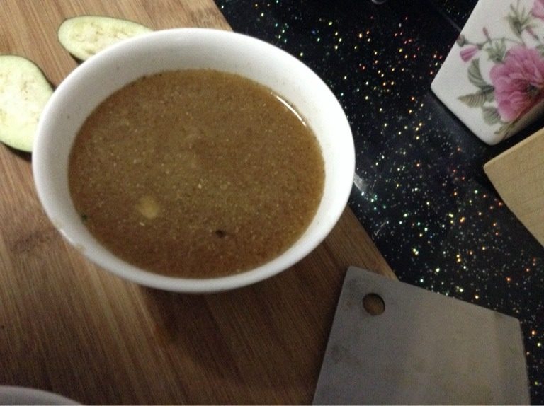 酸甜茄盒,准备空碗少放一点盐、味素、酱油、胡椒粉、豆瓣酱、糖、醋1:1,淀粉、水,调成汁