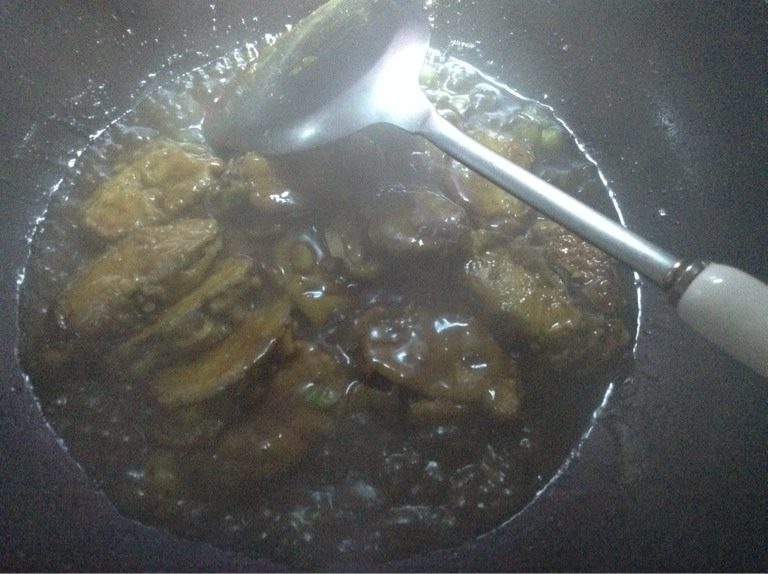 酸甜茄盒,如图锅里剩下的油如果多就倒去一半,留少量油,另切葱花、蒜末放入锅内爆香,倒入调好的汁,待到汁起小泡,倒入茄盒,轻轻翻炒一下
