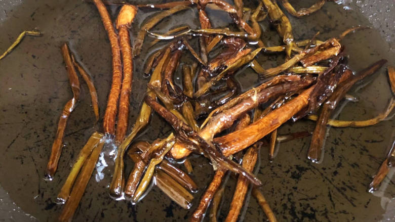 葱油拌面,炸至金黄,捞起