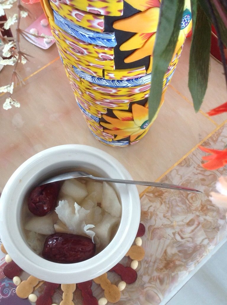 冰糖银耳炖雪梨,把食材放入小炖盏炖即可