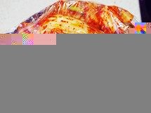韩国泡菜,将抓匀的泡菜腌料抹在白菜叶上,每一片都要抹上,根部也抹上,黄叶子处可以一带而过,主要涂抹白色梆子