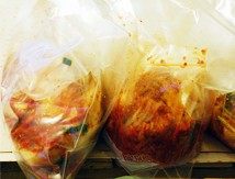 韩国泡菜,将发酵2天的泡菜分装,也可以直接放入冰箱或是低温处,大约1-4℃发酵一周左右即可品尝(据说最佳品尝时间为发酵20-40天时,我是忍不住等不到那么多天了,提前吃已经很好吃了。)