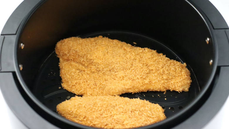 香酥风味鱼排(空气炸锅版),空气炸锅提前预热,铺上腌制好的巴沙鱼。