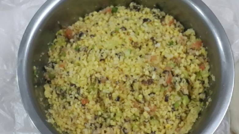 潮州春卷,将生蒜去头，去外衣，洗净切碎待用。再将绿豆碾片浸水去壳洗净，蒸热，取出晾干，加入生蒜、虾米（切碎）、香菇、<a style='color:red;display:inline-block;' href='/shicai/ 714'>鱼露</a>、<a style='color:red;display:inline-block;' href='/shicai/ 717'>味精</a>拌匀成馅料。