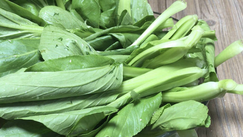 小白菜炒肉丝,<a style='color:red;display:inline-block;' href='/shicai/ 112'>小白菜</a>摘洗干净,沥水备用