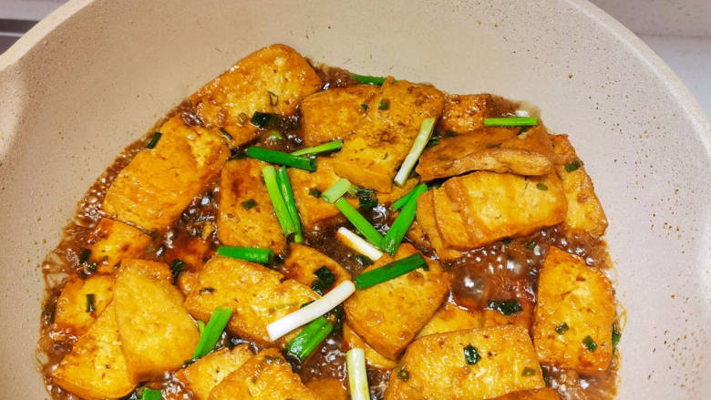 葱烧老豆腐,2-3分种后收汁出锅,结束