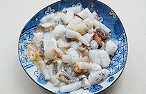 海鲜葱饼,海鲜加少许盐拌匀腌制一下