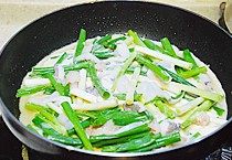 海鲜葱饼,平底锅烧热加油,油量刚好盖过锅底,转中小火倒入面糊能够盖过锅底,撒上葱段、海鲜