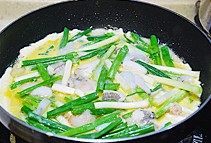 海鲜葱饼,一个鸡蛋打散,缓缓浇到饼上,尽量使饼的表面都裹沾到鸡蛋液,以中小火烙至底部金黄