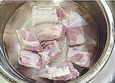 蒜蓉剁椒蒸排骨,肋排剁块放清水里浸泡掉血水