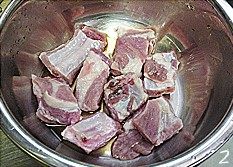 蒜蓉剁椒蒸排骨,将排骨控干水分