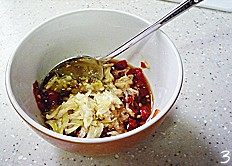蒜蓉剁椒蒸排骨,辅材与调味混合均匀,和排骨搅拌在一起,腌渍1小时