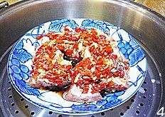 蒜蓉剁椒蒸排骨,排骨连同腌料一起上蒸锅蒸,大火蒸开锅转中火继续整40分钟,骨肉脱离即可