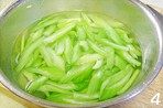 花椒油炝西芹,焯过水的西芹立刻过两遍凉白开,控水自然冷却