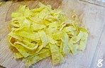 花椒油炝西芹,熟蛋皮切成与芹菜差不多宽的条,抖开晾凉
