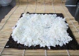 沙拉酱寿司,搅拌好的米饭铺在紫菜上面压实