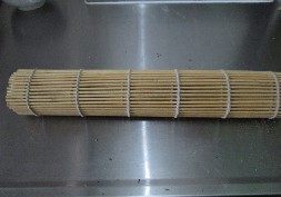 沙拉酱寿司,用寿司帘辅助一点一旦卷起来
