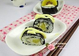 沙拉酱寿司,上面再挤上丘比沙拉酱