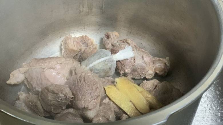 羊肉泡馍,放入姜料酒炖肉料热水