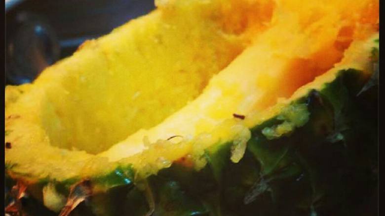 菠萝芝士焗饭,<a style='color:red;display:inline-block;' href='/shicai/ 597'>菠萝</a>洗净挖空，取出的肉和汁放碗中待用。