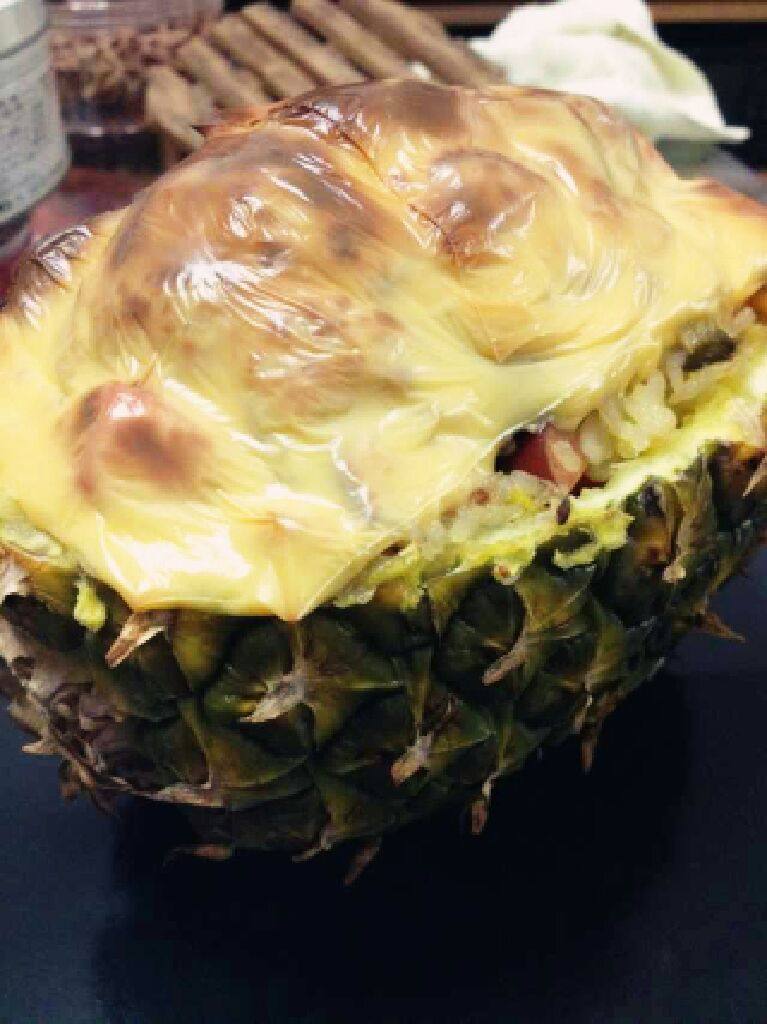 菠萝芝士焗饭,菠萝饭铺上两片<a style='color:red;display:inline-block;' href='/shicai/ 935'>芝士</a>，烤箱150度预热3分钟，放入菠萝饭加热10分钟。完成。