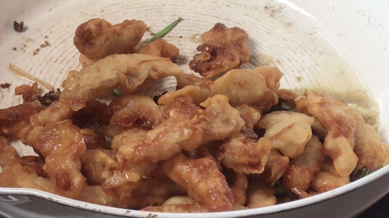 香炸锅巴肉,放入炸好的肉片,炒匀至入味