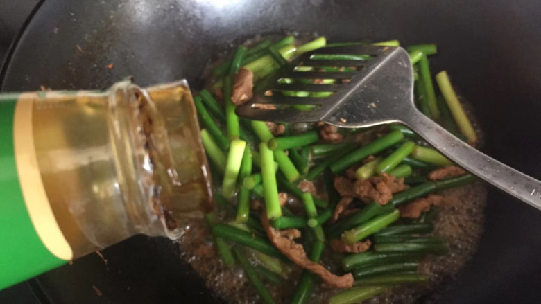 蒜苔五花肉,少许耗油,炒至入味