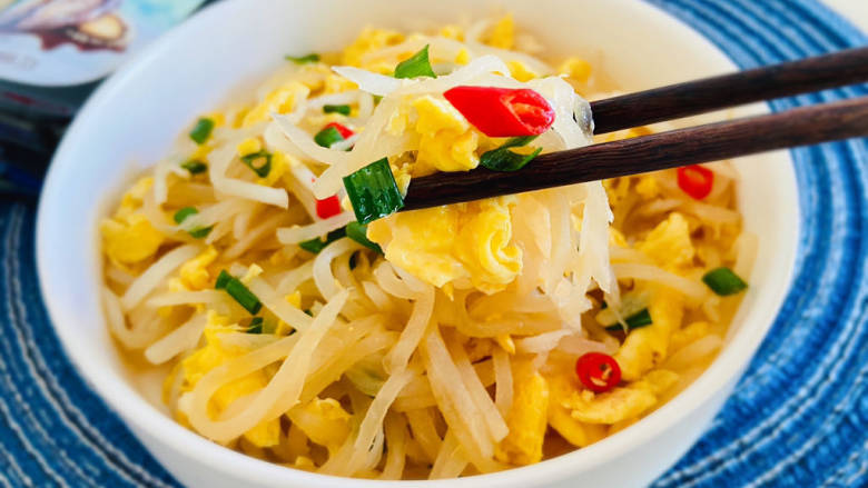 白萝卜炒鸡蛋,白萝卜炒鸡蛋清香适口,营养美味,不油腻!