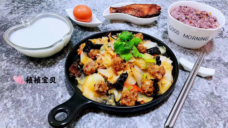 白菜烩小酥肉,大白菜营养成分非常丰富经常食用对身体有益